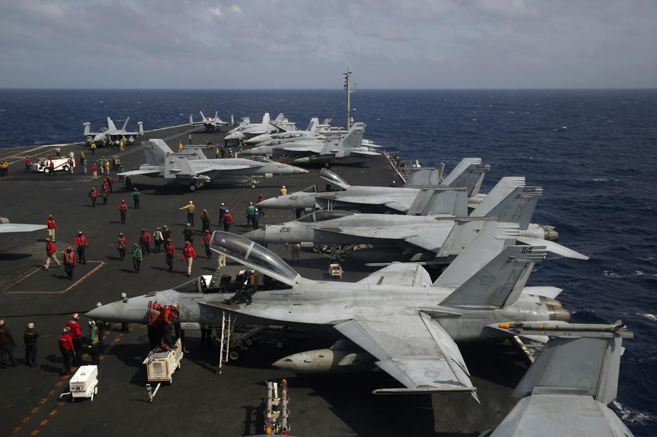 Thời gian gần đây, Mỹ và các nước đồng minh đã triển khai nhiều tàu sân bay và máy bay chiến đấu đến Biển Đông, đi qua eo biển Đài Loan và khiến Bắc Kinh cảm thấy bị đe dọa. Điều này khiến Trung Quốc phản ứng gay gắt, tuy nhiên hải quân nước này vẫn không có biện pháp đáp trả tương xứng.