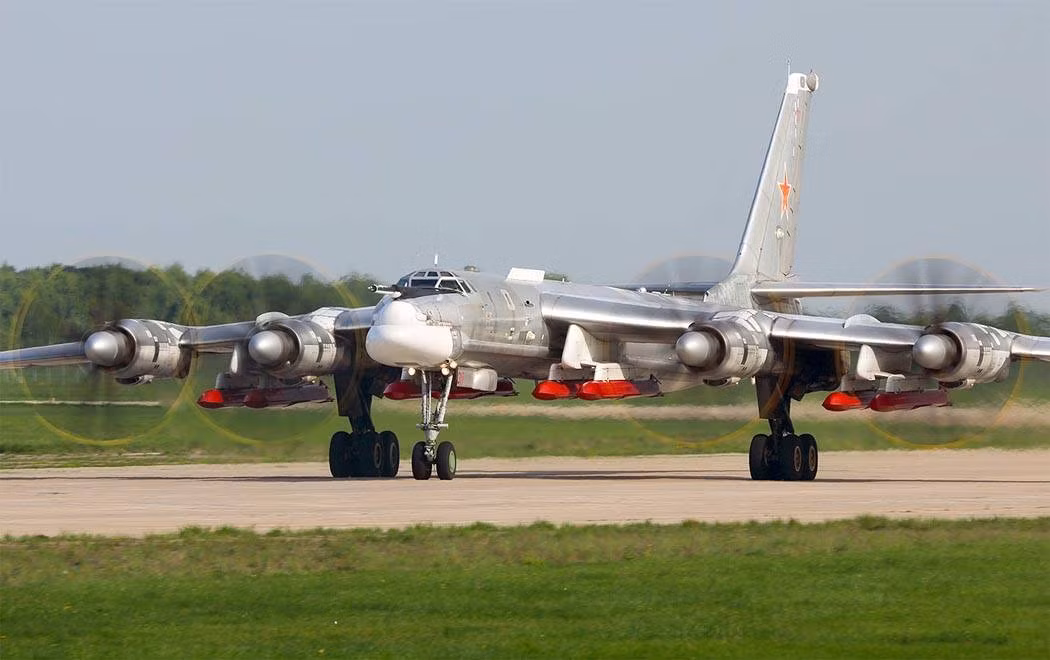 Cấp độ thứ hai cao hơn gồm máy bay ném bom chiến lược cận âm Tu-95MSM và siêu âm Tu-160M2. Cấp độ này ước tính sẽ đóng vai trò là “xương sống” của các đơn vị máy bay ném bom chiến lược trong lực lượng Không quân Nga; đồng thời có tính đến nhiệm vụ răn đe hạt nhân chiến lược.