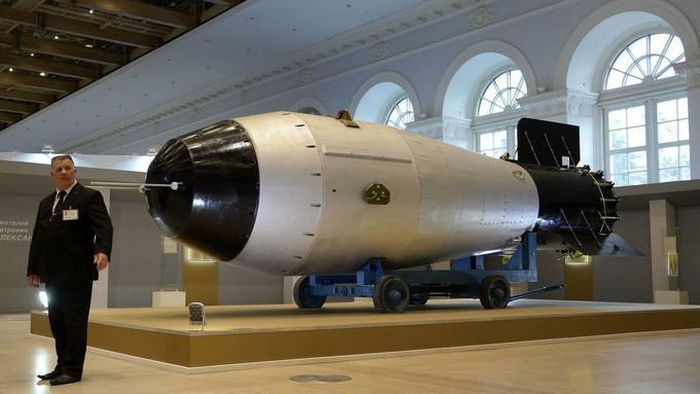 Tiếp theo là bom khinh khí AN602, còn được gọi là bom Sa hoàng, là một loại vũ khí hạt nhân bom tấn nguy hiểm được phát triển tại Liên Xô trong thời kỳ đỉnh cao của Chiến tranh Lạnh với Mỹ.