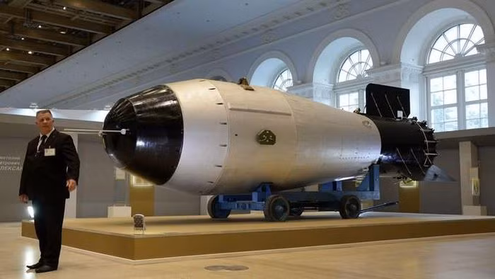 Tiếp theo là bom khinh khí AN602, còn được gọi là bom Sa hoàng, là một loại vũ khí hạt nhân bom tấn nguy hiểm được phát triển tại Liên Xô trong thời kỳ đỉnh cao của Chiến tranh Lạnh với Mỹ.