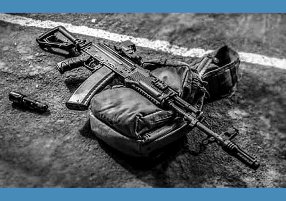 Ngoài ra, khẩu súng trường tấn công AK-203 được sản xuất tại Ấn Độ có nhiều điểm khác biệt so với súng nguyên bản của Nga, và điều này có thể là do yếu tố giá thành. Ví dụ, báng súng có thể điểu chỉnh và gập vào kiểu mô-đun của phiên bản AK-203 gốc của Nga, đã được thay thế bằng báng gỗ thông thường, trong phiên bản sản xuất tại Ấn Độ.