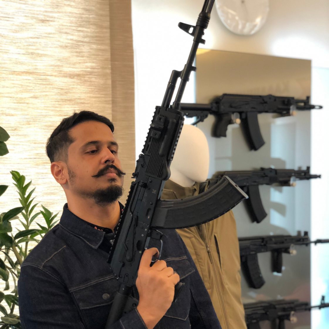 Theo kế hoạch ban đầu, Ấn Độ sẽ nhập khẩu trực tiếp 20.000 khẩu súng trường AK-203 và sản xuất 650.000 khẩu tại Ấn Độ, tuy nhiên việc chậm sản xuất, đồng nghĩa với việc Ấn Độ phải trực tiếp mua thêm súng AK-203 từ Nga.