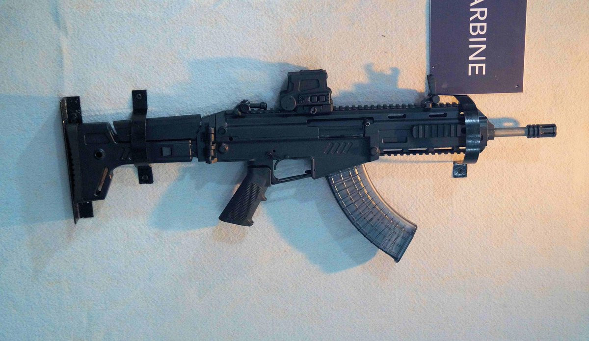 P-72 dựa trên các khái niệm thiết kế súng trường tiến công tiên tiến của phương Tây, có thể thấy trong các dòng súng trường như ACR và FN Scar. So với AK-203, thiết kế của P-72 tiên tiến hơn. Tuy nhiên, sự đơn giản và tin cậy của súng trường Kalashnikov chính là ưu điểm của nó.