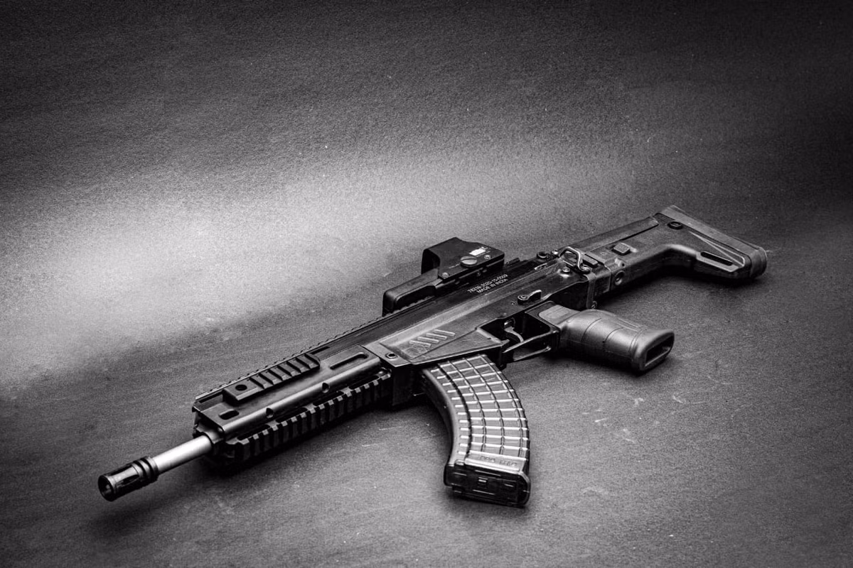 Một câu hỏi đặt ra là tại sao quân đội Ấn Độ không chọn súng trường tiến công P-72 sản xuất trong nước. Dòng súng trường P-72 mới được phát triển bởi công ty tư nhân Ấn Độ SSS Defense Group và đây là một thiết kế hiện đại.