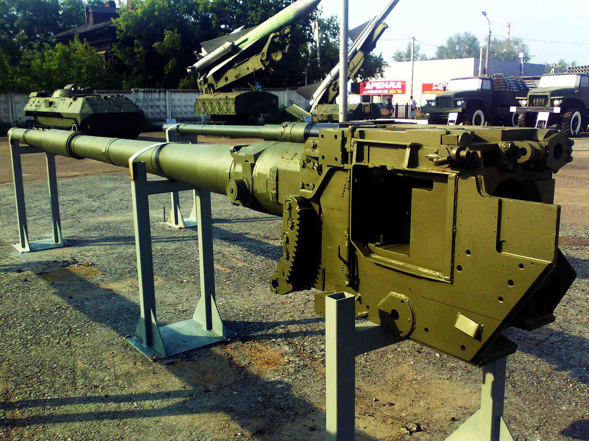 Xe tăng chủ lực T-90M được trang bị tháp pháo mới với pháo 2A46M-5, phiên bản mới nhất của dòng pháo nòng trơn 125 mm 2A46 có từ thời Liên Xô, cho phép sử dụng các loại đạn xuyên giáp mới mạnh hơn; đặc biệt là đạn xuyên giáp thoát vỏ, có lõi bằng uranium đã làm nghèo, có thể xuyên thủng mọi giáp của xe tăng phương Tây.