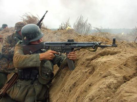 Lấy cảm hứng từ mẫu súng trường tấn công Stg-44 của Đức quốc xã, súng trường AK-47 được thiết kế đơn giản, rẻ và bền. Đây là loại vũ khí hoàn hảo, được biên chế trong quân đội Xô Viết và nhiều quốc gia trên thế giới. Xét về khả năng sát thương trong vòng hơn 60 năm qua, AK-47 là loại vũ khí nguy hiểm nhất trên trái đất.