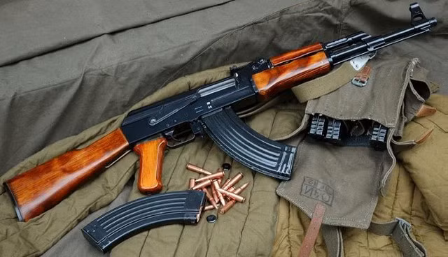 Đầu tiên là súng trường AK-47, không đơn thuần là một súng trường tấn công, mà AK-47 là một biểu tượng. Súng trường tấn công AK-47 là vũ khí ưa thích của lính bộ binh trên toàn thế giới. Với hơn 100 trệu khẩu được sản xuất, AK-47 xuất hiện ở khắp mọi nơi, trên mọi chiến trường.