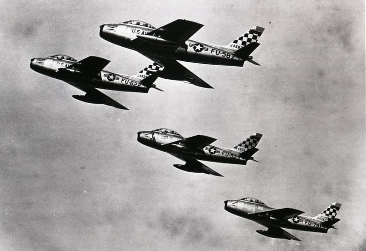 Dựa trên công nghệ thu giữ được từ người Đức, cũng như các động cơ phản lực mà Anh lỡ bán cho Moscow, tiêm kích MiG-15 bay rất nhanh, linh hoạt và được trang bị vũ khí hạng nặng. Các máy bay chiến đấu trước đó của Mỹ, như P-80 và F-84 đã thua kém MiG-15 về đẳng cấp. 