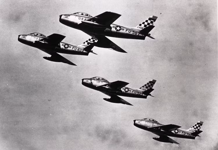 Dựa trên công nghệ thu giữ được từ người Đức, cũng như các động cơ phản lực mà Anh lỡ bán cho Moscow, tiêm kích MiG-15 bay rất nhanh, linh hoạt và được trang bị vũ khí hạng nặng. Các máy bay chiến đấu trước đó của Mỹ, như P-80 và F-84 đã thua kém MiG-15 về đẳng cấp. 