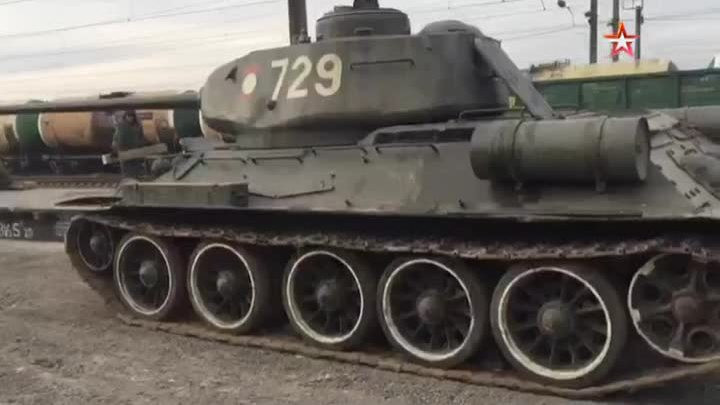 Mặc dù vậy, xe tăng T-34 vẫn có một số hạn chế, chỉ huy của T-34 đồng thời cũng là pháo thủ. Điều này đồng nghĩa vị trí này vừa phải điều khiển pháo vừa phải chỉ huy. Xe tăng T-34 được thiết kế rất chật hẹp, khiến các binh sĩ mệt mỏi, nó cũng thiếu máy thu thanh và thường xuyên chết máy, điều này rất nguy hiểm khi tác chiến.