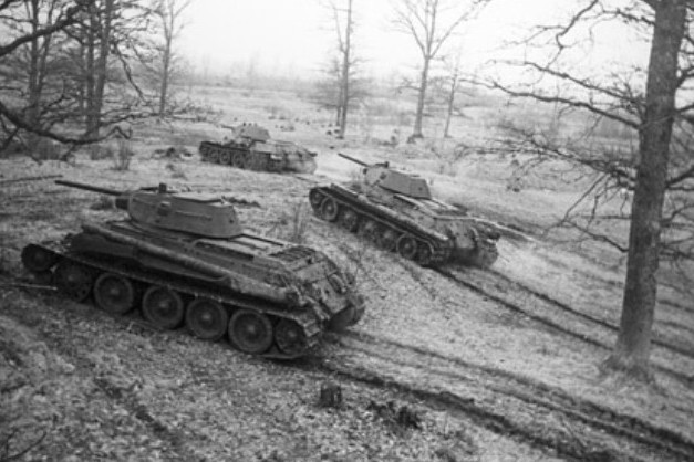 Thứ hai là xe tăng T-34, sức mạnh của xe tăng đã khiến các binh sĩ Đức kinh hãi trong cuộc chiến tranh thế giới thứ hai. Với một khẩu pháo 76,2 mm đầy uy lực, vỏ thép dày 5 cm và bánh xích rộng giúp di chuyền qua địa hình bùn đất ở Liên Xô, T-34 vượt trội về mọi mặt, so với bất kỳ xe tăng nào của phía Đức ở cùng thời kỳ.