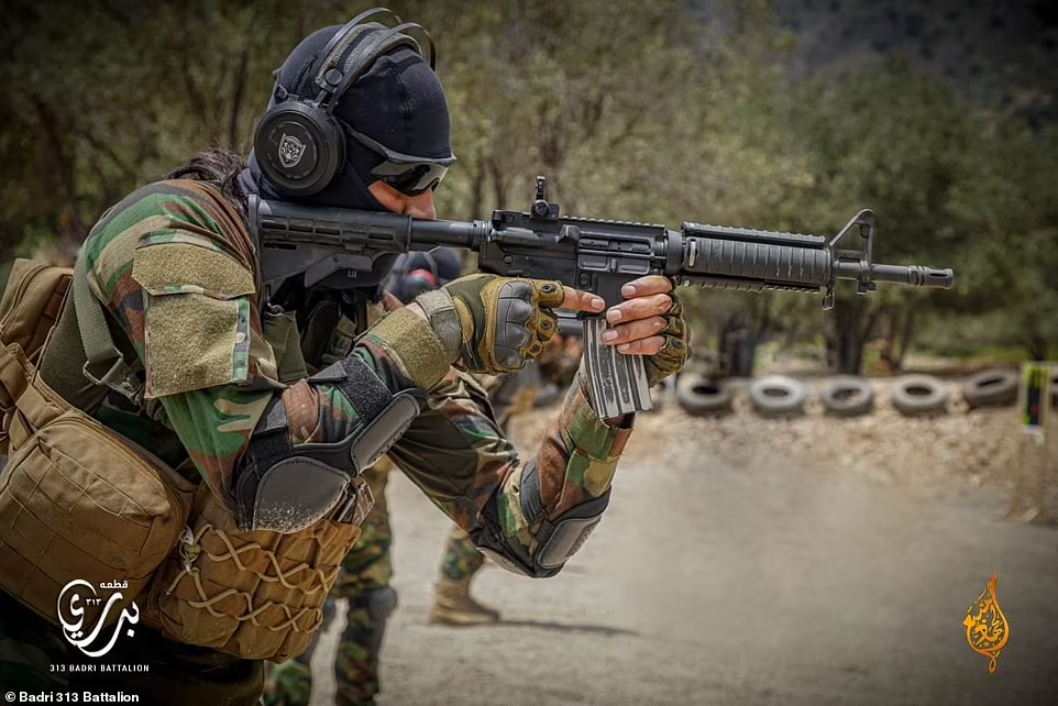 Theo báo cáo của RT, theo ước tính có liên quan, Taliban có thể đã thu giữ hơn 2.000 chiếc Hummer và các phương tiện chiến đấu bọc thép khác; 40 máy bay, bao gồm cả trực thăng Black Hawks; trực thăng trinh sát, tấn công và UAV quân sự.