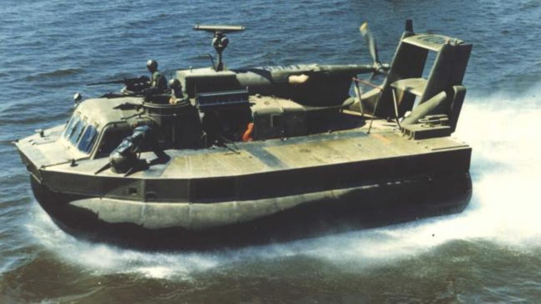 Tàu đệm khí tuần tra gọi tắt là PACV, thiết kế dựa trên tàu đệm khí Bell Aerosystems SK-5. Người Mỹ không phải là những người đi tiên phong trong việc sử dụng loại tàu đệm khí. Quân đội Anh được coi là người tiên phong trong việc phát triển công nghệ này, với kinh nghiệm từng sử dụng thủy phi cơ chống lại quân du kích ở Malaya (Malaysia ngày nay).