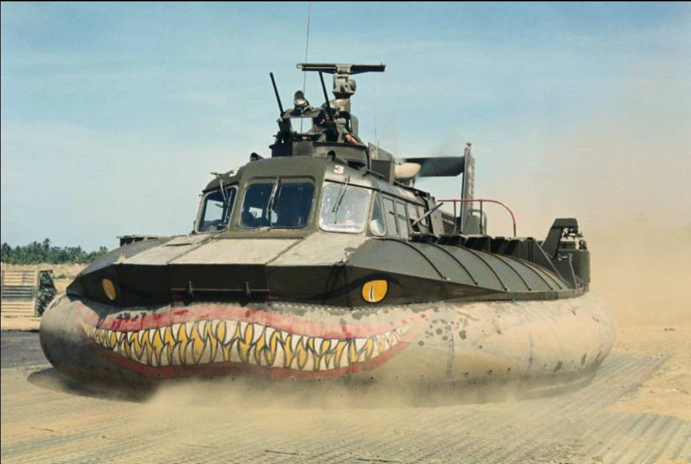 Khi tham chiến ở chiến trường Việt Nam, quân đội Mỹ đã sử dụng những chiếc tàu đệm khí cực kỳ hiện đại thời bấy giờ. Một trong số đó là tàu tuần tra PACV SK-5 (tàu đệm khí tuần tra), được sử dụng rộng rãi ở vùng ven sông và vùng đầm lầy ở miền Nam Việt Nam từ năm 1966 đến năm 1970.