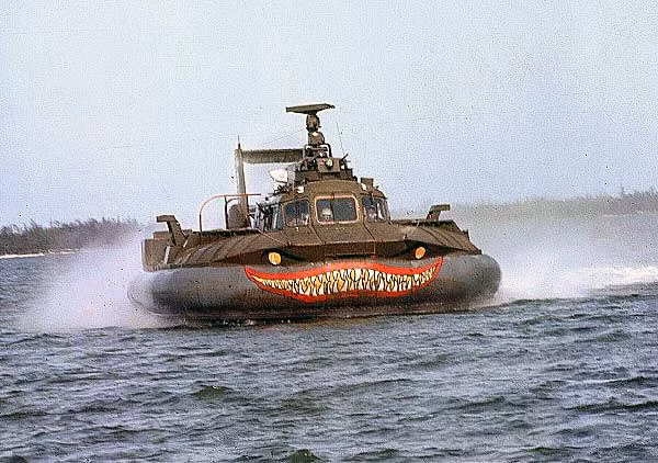 PACV SK-5 được sử dụng rộng rãi dọc theo các cửa sông và đồng bằng, kể cả trên biển. Chúng đặc biệt hữu ích ở những vùng nước nông đầm lầy mà các tàu tuần tra thông thường không thể tiếp cận. Đồng thời, lực lượng phi hành đoàn cũng được bổ sung bởi các lực lượng đặc nhiệm Mỹ để tăng sức chiến đấu.