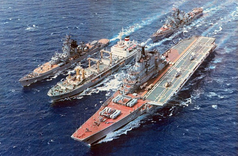 Hàng không mẫu hạm Đô đốc Kuznetsov là một trong ba tàu sân bay thuộc Lớp Kuznetsov được đóng từ thời Liên Xô, đây là lớp tàu sân bay tầm trung sẽ bổ sung cho bốn tàu sân bay Lớp Kiev nhẹ hơn và hai tàu sân bay Lớp Ulyanovsk đã được đóng trước đó.