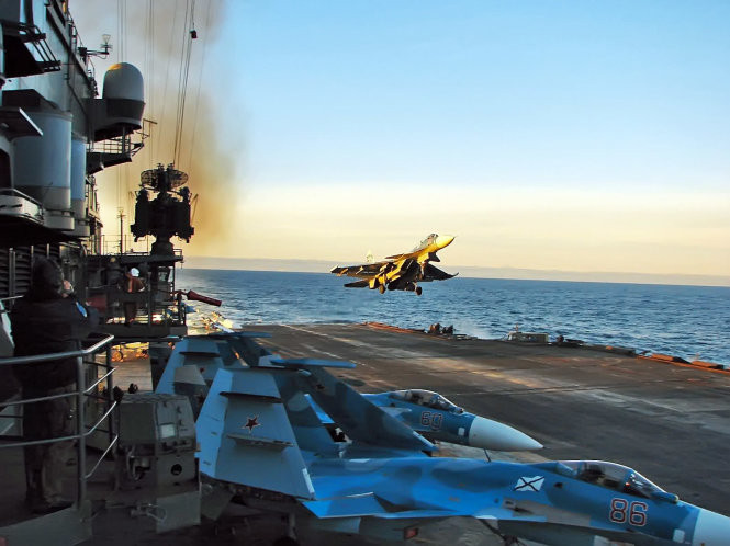 Tuy nhiên, sự thiếu kinh nghiệm của Nga đối với các hoạt động tác chiến trên tàu sân bay đã khiến hai máy bay chiến đấu bị rơi xuống biển do trục trặc với thiết bị dây hãm máy bay hạ cánh.