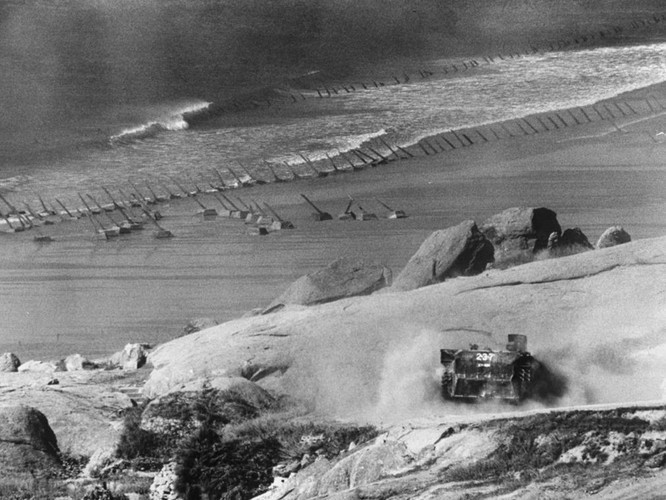 Vào ngày 16/12/1955, Trung tướng Trương Ái Bình, Tư lệnh Bộ chỉ huy mặt trận Chiết Giang (ZFC) thuyết phục Bắc Kinh rằng, ông có thể tiến hành một cuộc đổ bộ thành công lên đảo Đại Trần vào ngày 18/1/1956. Tuy nhiên, quá trình lập kế hoạch không diễn ra suôn sẻ.