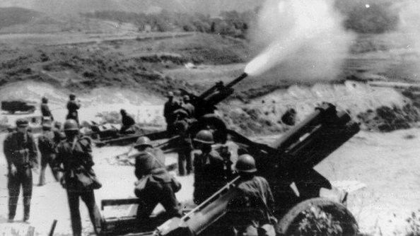 Tuy nhiên, lúc này thế và lực của PLA đã khác, họ có thể đối phó với leo thang bằng pháo hạng nặng, tàu chiến và máy bay chiến đấu vừa được Liên Xô trang bị. Một loạt các cuộc đấu pháo, hải chiến và không chiến diễn ra, sau này được gọi là Cuộc khủng hoảng eo biển Đài Loan lần thứ nhất.