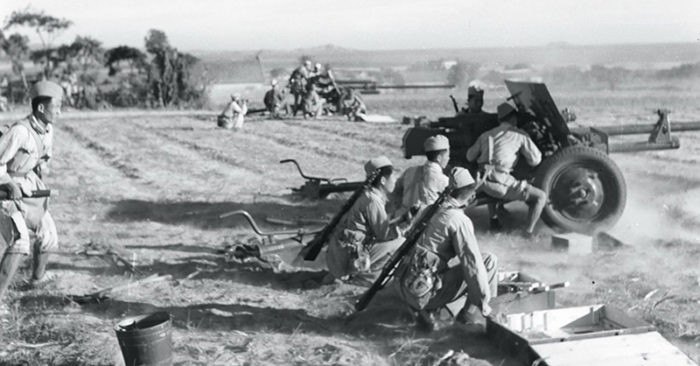 Lúc đó cố vấn quân sự của Liên Xô tại Trung Quốc là S.Antonov, đề xuất một kế hoạch về thực hiện đổ bộ ban đêm lên đảo Đại Trần, nhưng Trương Ái Bình đã từ chối kế hoạch này và thay bằng kế hoạch đổ bộ "kiểu Trung Quốc", tức là triển khai hỏa lực và quân số áp đảo trong một cuộc tấn công ban ngày. Nguồn ảnh: QQ. (Còn nữa)