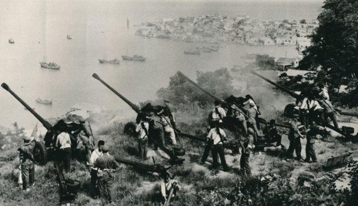 Năm 1950, PLA phát động một loạt hoạt động đổ bộ, đáng chú ý nhất là việc giải phóng đảo Hải Nam. Tuy nhiên, cuộc đổ bộ vào đảo Kim Môn đã bị xe tăng Quốc dân đảng đẩy lùi, trong trận Cổ Ninh Đầu, ngăn cản cuộc tấn công mở màn vào đảo Đài Loan.