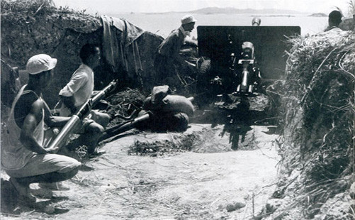 Trong khi PLA tổ chức các cuộc pháo kích hạng nặng vào đảo Kim Môn (do Đài Loan chiếm giữ), được bảo vệ tốt ở phía đông thành phố Hạ Môn của Trung Quốc, và họ lên kế hoạch giải phóng quần đảo Đại Trần gần Thái Châu ở tỉnh Chiết Giang.