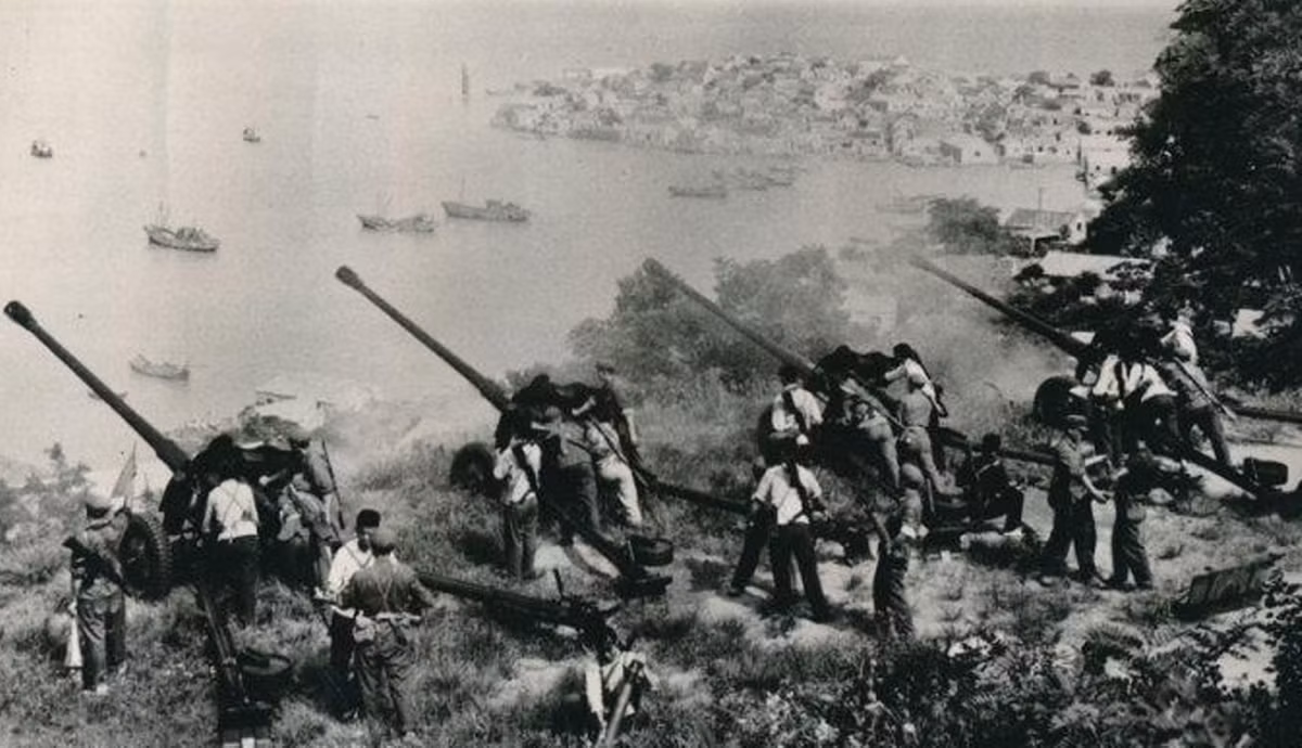 Năm 1950, PLA phát động một loạt hoạt động đổ bộ, đáng chú ý nhất là việc giải phóng đảo Hải Nam. Tuy nhiên, cuộc đổ bộ vào đảo Kim Môn đã bị xe tăng Quốc dân đảng đẩy lùi, trong trận Cổ Ninh Đầu, ngăn cản cuộc tấn công mở màn vào đảo Đài Loan.