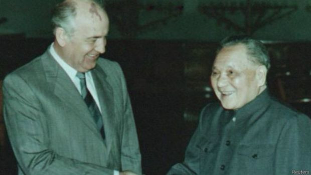 Chỉ đến năm 1989, nhà lãnh đạo Liên Xô Mikhail Gorbachev và nhà lãnh đạo Trung Quốc Đặng Tiểu Bình ký một hiệp ước về phi quân sự hóa biên giới, đồng thời tuyên bố quan hệ song phương đã được bình thường hóa. Hai năm sau, Liên Xô chấm dứt tồn tại. Nước Nga vào năm 1991 đã chính thức nhượng lại đảo Damansky/Trân Bảo cho Trung Quốc. Nguồn ảnh: Warhistory.