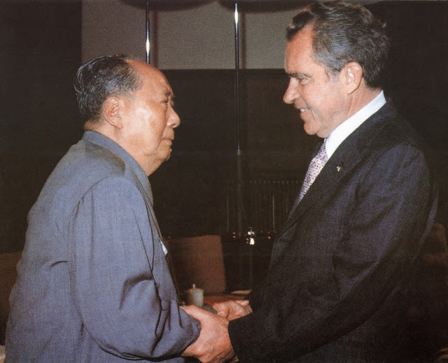 Năm 1972, Tổng thống Mỹ Richard Nixon thăm Bắc Kinh. Sau đó Mỹ và Trung Quốc tuyên bố bình thường hóa quan hệ, trên thực tế họ đã thành lập được một khối chống Liên Xô ở Đông Á.