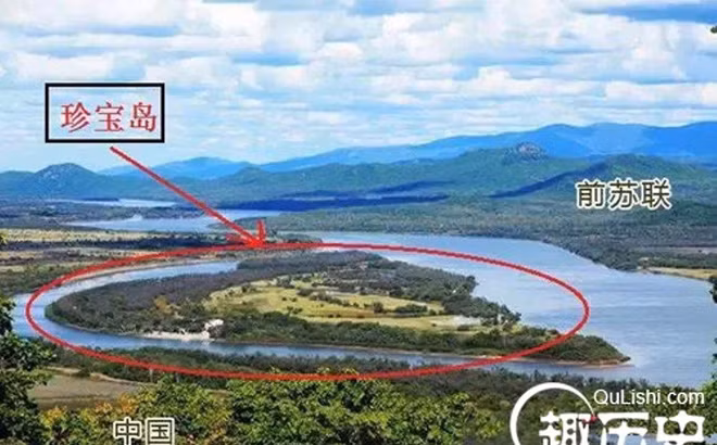 Đảo Damansky/Trân Bảo rất nhỏ bé, chỉ rộng 0,74km vuông, không có người ở và nằm trên sông Ussuri. Đảo đóng vai trò như biên giới tự nhiên giữa Liên Xô và Trung Quốc. Trước khi xảy ra xung đột, quân Trung Quốc bắt đầu ra yêu sách đòi lại hòn đảo.
