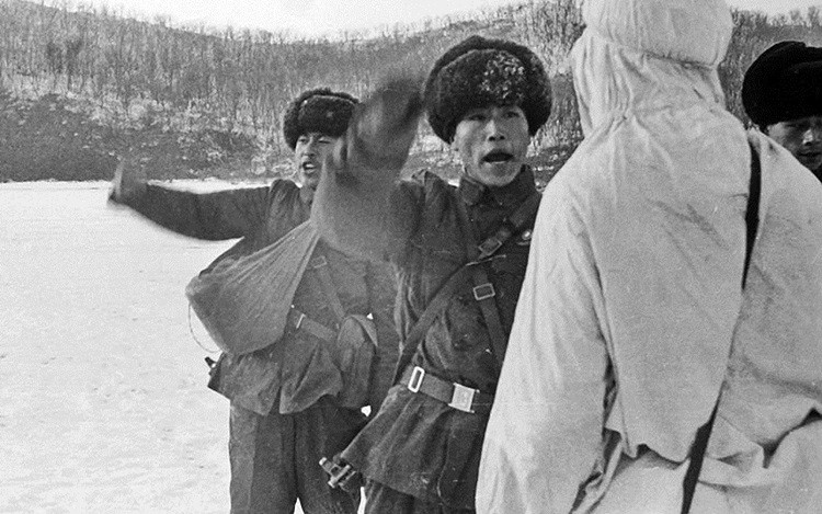 52 năm trước, một cuộc xung đột biên giới đã xảy ra giữa Trung Quốc và Liên Xô, liên quan đến một đảo nhỏ ở vùng viễn Đông Liên Xô. Vụ xung đột này suýt đã nổ ra một cuộc chiến tranh quy mô lớn giữa 2 cường quốc.