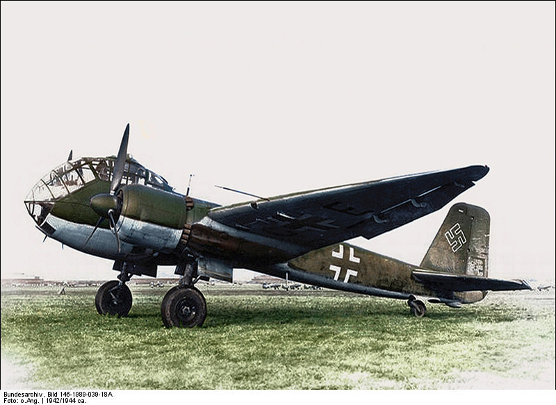 Thứ bảy trong danh sách là máy bay ném bom Ju-88 của Đức. Được phát triển như một máy bay ném bom hạng trung, có khả năng thực hiện các cuộc tấn công ném bom cấp độ hoặc bổ nhào, hoặc thậm chí thả ngư lôi, Ju-88 là một máy bay rất linh hoạt có thể thích ứng với nhiều nhiệm vụ. 