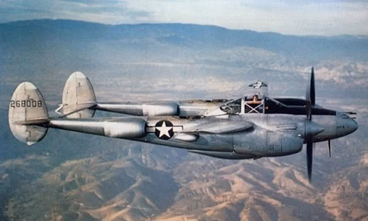Đầu tiên là máy bay hai động cơ cánh quạt Lockheed P-38 Lightning của không quân Mỹ, là máy bay chiến đấu hai động cơ cánh quạt lớn nhất, Lightning là một máy bay đánh chặn tốc độ cao, với trần độ cao lên tới 13km. Lightning có phạm vi hoạt động hơn 2000km, lớn hơn so với bất kỳ máy bay chiến đấu cùng thời.
