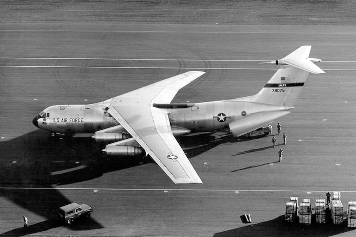 Chiếc vận tải cơ chiến lược Lockheed C-141 Starlifter (số hiệu 66-0177) của Không Lực Mỹ nổi tiếng với tên gọi Hanoi Taxi. Chiếc máy bay đã đưa những tù binh người Mỹ đầu tiên về nước trong chiến dịch Operation Homecoming.