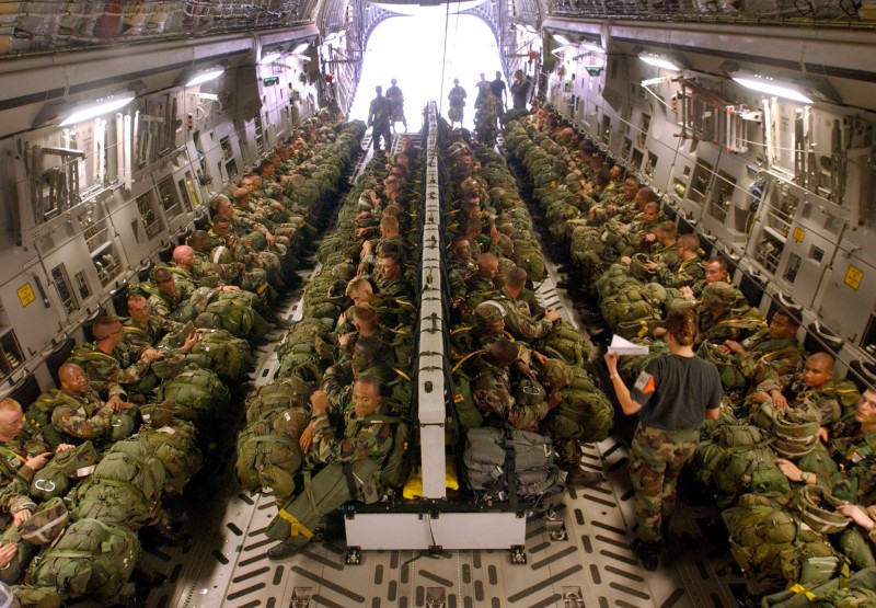 Máy bay có khả năng mang tối đa 32.136 kg trong khoảng cách ngắn và có thể chở tới 42.000 kg khi được cấu hình phù hợp. Về mặt nhân sự, máy bay có thể chở tối đa 154 binh sĩ được trang bị đầy đủ, 123 lính dù hoặc 80 bệnh nhân cùng một lúc.