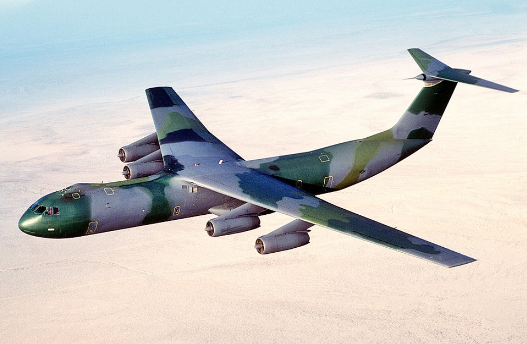 Lockheed C-141 Starlifter là máy bay vận tải chiến lược tầm xa, được thiết kế để vận chuyển số lượng lớn hàng hóa hoặc hành khách. Máy bay sử dụng bốn động cơ phản lực cánh quạt TF33, chúng được lắp đặt trong các vỏ bên dưới cánh xuôi gắn trên cao.