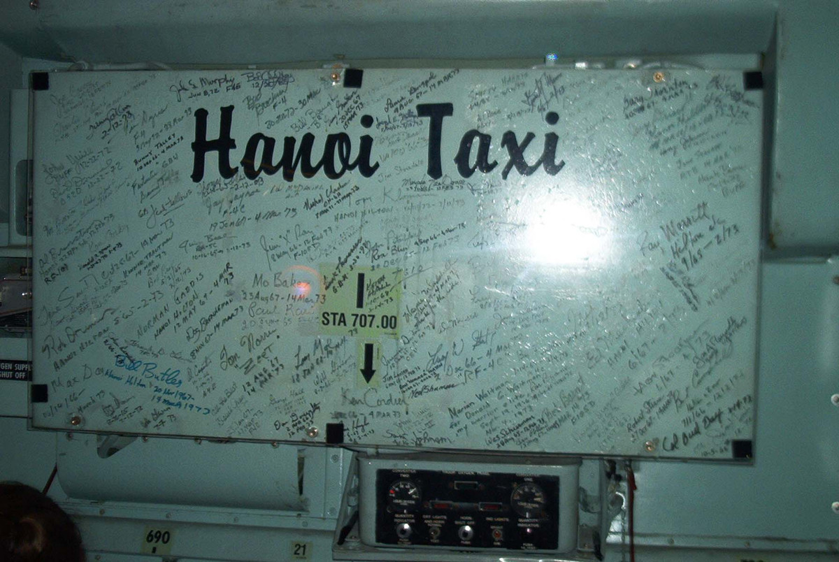 Chữ ký của các tù binh được thả tự do vẫn còn được lưu giữ trên tấm bảng qua nhiều năm và là hiện vật nổi bật của "bảo tàng bay" này. Những tấm thẻ quân nhân, tài liệu và ảnh của chuyến trở về được Phi đội Không vận số 445 sưu tập và trưng bày ngay trên chiếc máy bay này.