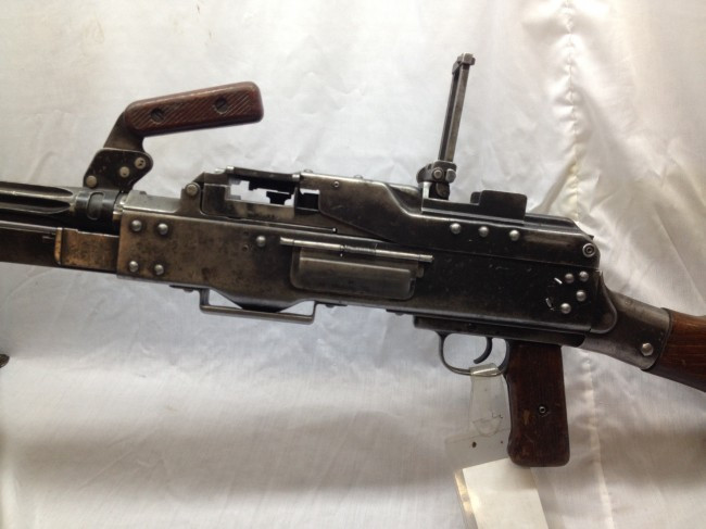 Súng máy hỏa lực cấp trung đội hiện tại của Triều Tiên, là là mẫu Type 82, được giới thiệu vào năm 1982; đây là mẫu súng máy kiểu trung-đại liên tích hợp. Type 82 có nhiều điểm giống với súng máy PK-PKM, cơ chế nạp đạn bằng dây.