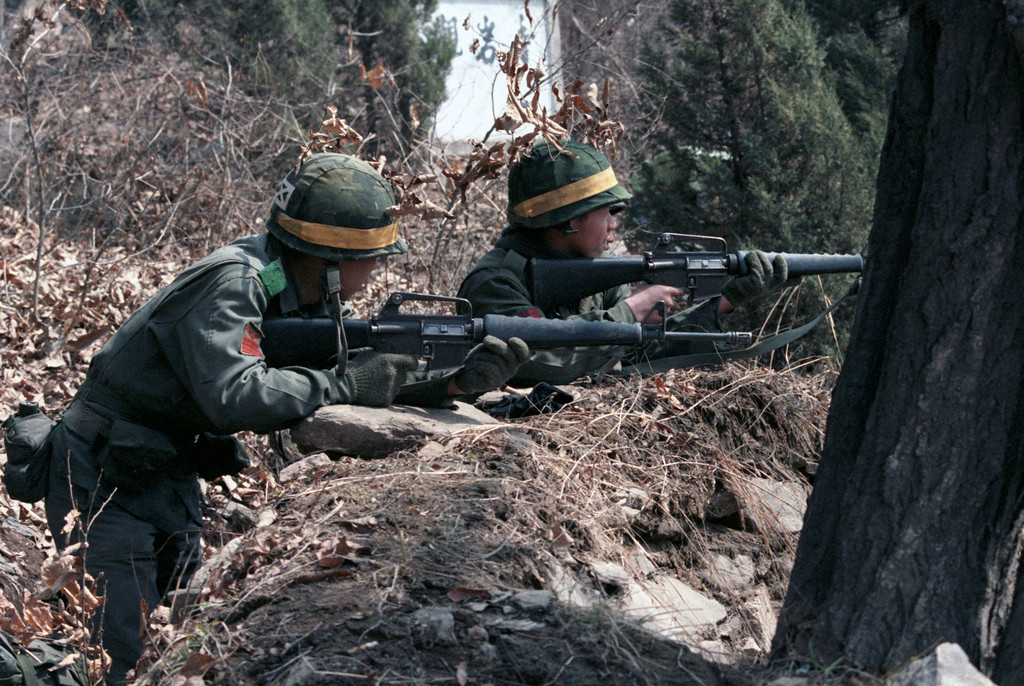 Do Quân đội Hàn Quốc sử dụng tiểu liên M-16A1, nên loại vũ khí này, có thể được trang bị cho lực lượng đặc biệt của Triều Tiên, xâm nhập lãnh thổ Hàn Quốc và đóng giả thành quân nhân Hàn Quốc. Hiện tình báo Mỹ và Hàn Quốc không rõ nguồn gốc của những vũ khí này.