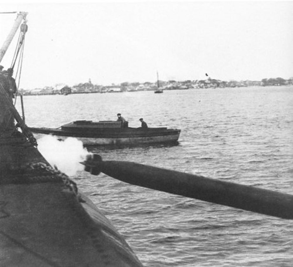 Con tàu ngầm này có tốc độ lặn nhanh khi chỉ cần 50 giây có thể để đạt đến độ sâu lớn nhất mà tàu có thể lặn là 80 m. Vũ khí chính của tàu được trang bị là 1 khẩu hải pháo cỡ 100 mm, 1 súng máy nòng đôi cỡ 13.2 mm, 9 ống phóng ngư lôi cỡ 550 mm, 2 ống phóng ngư lôi cỡ 400 mm.