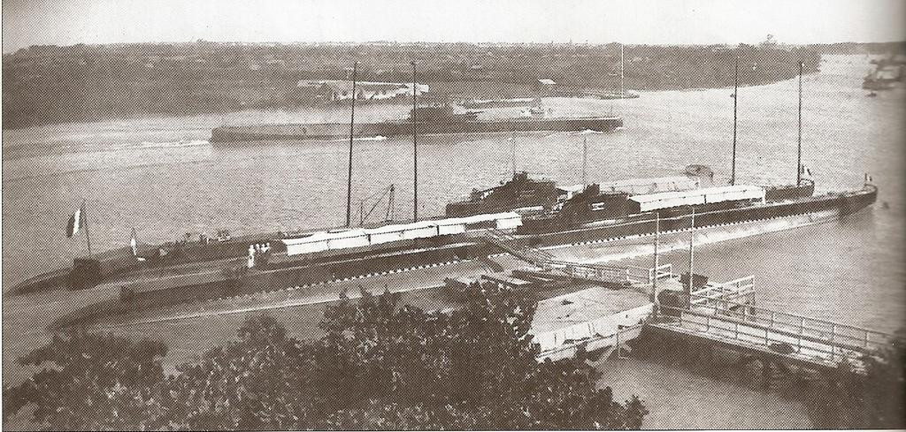 Vào ngày 15/6/1939 tại Vịnh Cam Ranh đã xảy ra sự kiện tàu ngầm Phénix của Pháp gặp sự cố khiến con tàu bị chìm và kéo theo thủy thủ đoàn 71 người. Con tàu đang trong một cuộc diễn tập được cho là không có gì quá phức tạp, cũng như không phải là trong tình huống chiến đấu.