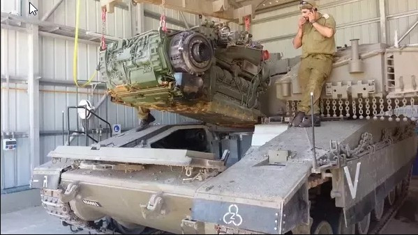 Việc bố trí động cơ phía trước khiến thiết kế của xe tăng Merkava giống một chiếc xe chiến đấu bộ binh nhiều hơn; thiết kế này cũng giúp xe tăng thêm một "bức tường" để bảo vệ kíp xe ở bán cầu trước.