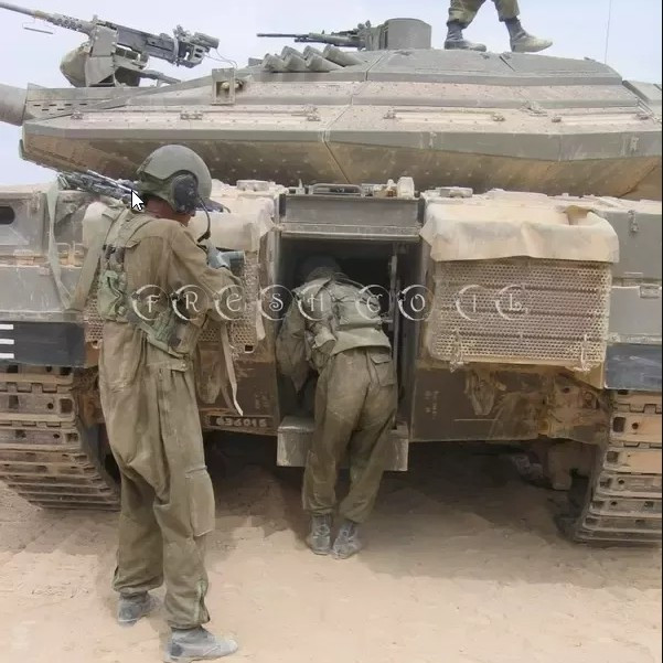 Việc bố trí khoang động cơ phía trước, cũng có lợi thế là phía sau có thể bố trí cửa ra vào, để kíp xe có thể ra vào xe nhanh chóng từ cửa phía sau. Khi cần thiết, xe tăng chủ lực Merkava có thể biến thành một công sự bằng thép cho cả lực lượng bộ binh tháp tùng xe trú ẩn.