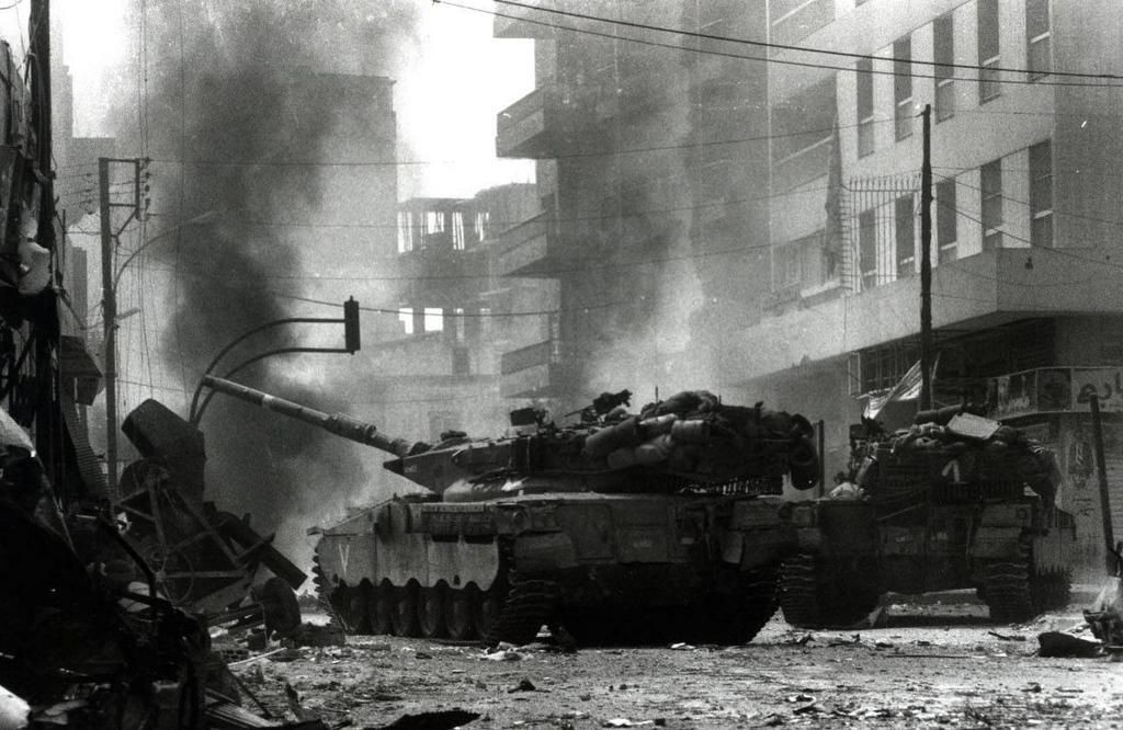 Xe tăng Merkava của Israel ra mắt vào tháng 5/1979 và tham gia chiến đấu lần đầu tiên vào năm 1982, khi nó chiến đấu với xe tăng T-72 của Quân đội Syria (do Liên Xô sản xuất) ở Thung lũng Bekaa. Merkavas đã tiêu diệt 8 chiếc T-72, tuy nhiên nguồn tin này được cho là thổi phồng và chưa được kiểm chứng.