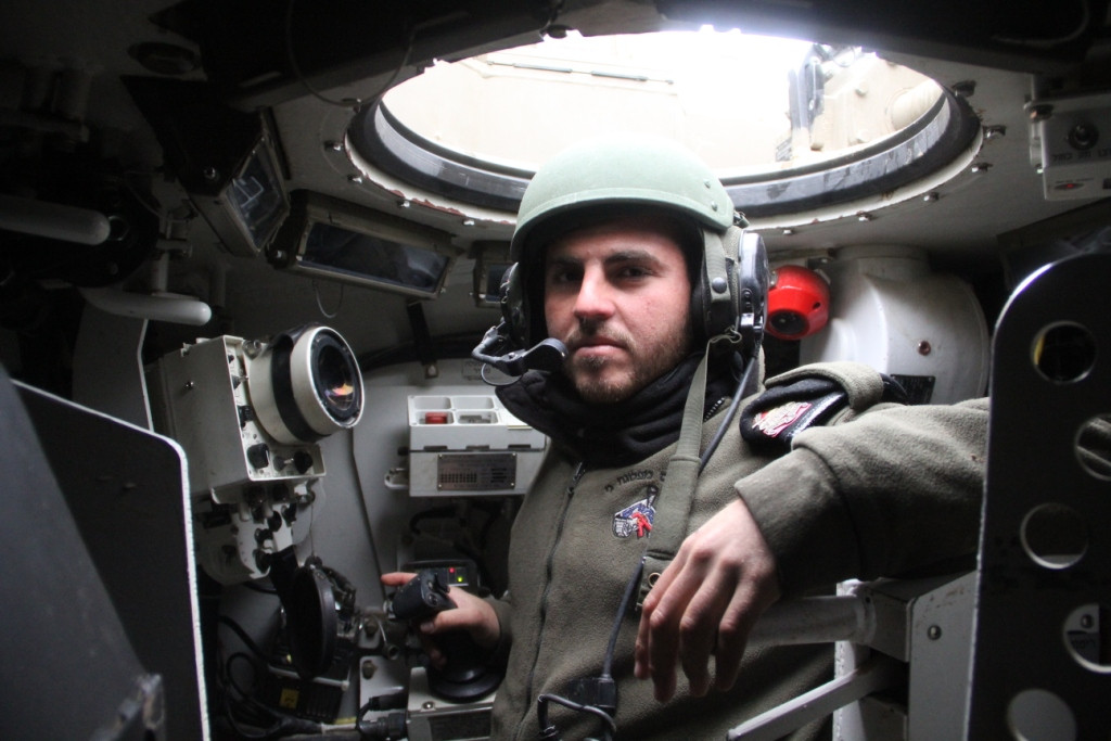 Hệ thống điều khiển tháp pháo bằng thủy lực, sử dụng chất lỏng dễ cháy của các loại xe tăng Liên Xô hay Mỹ, đã được thay thế bằng hệ thống điều khiển bằng điện; số đạn pháo được chứa trong các hộp chống cháy, cho đến khi sử dụng, để giảm thiểu khả năng nổ đạn, khi xe bị trúng đạn của đối phương.