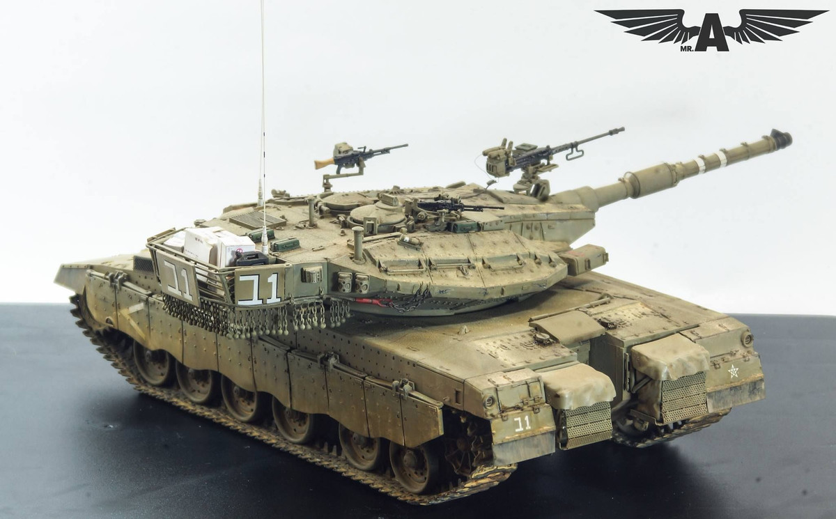 Vũ khí phụ gồm ba khẩu súng máy bao gồm, một súng máy 7,62 mm đồng trục với pháo chính, khẩu súng máy 12,7 và 7,62 mm trên nóc xe, dùng cho trưởng xe và pháo thủ nạp đạn.