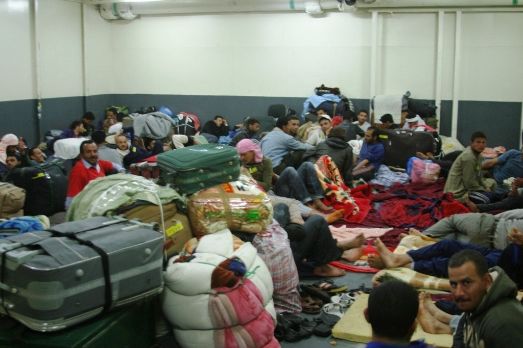 Những người sơ tán là công nhân và kỹ sư từ hơn 30 quốc gia đang chờ chuyến bay. Các nhà chức trách Libya đã được thông báo trước về điều này thông qua các kênh ngoại giao. Vì hệ thống phòng không của Libya có thể đã rơi vào tay quân nổi dậy và các máy bay Transall C-160 cũng được trang bị hệ thống phòng thủ chống lại tên lửa đất đối không.