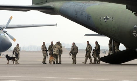 Sau khi vào đến không phận Libya, họ đến sân bay Nafurah ở miền đông Libya vào khoảng 18 giờ tối theo giờ địa phương. Sau khi lực lượng an ninh Đức và Anh đã đảm bảo được địa điểm hạ cánh, các máy bay đã đưa 132 thường lên máy bay.