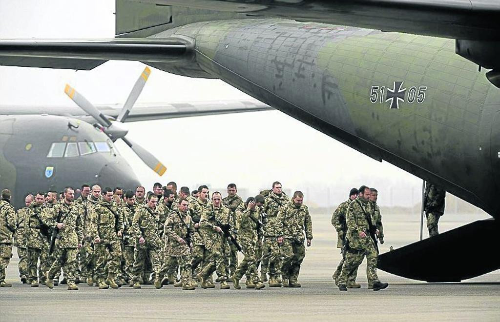 Các thành viên của các đảng đối lập trong Hạ viện Đức cáo buộc chính phủ liên bang đã qua mặt quốc hội một cách không thể chấp nhận được trong hành động này. Theo họ, trong trường hợp nguy hiểm sắp xảy ra, cần phải có sự chấp thuận của quốc hội vào quyết định triển khai lực lượng vũ trang ở nước ngoài.