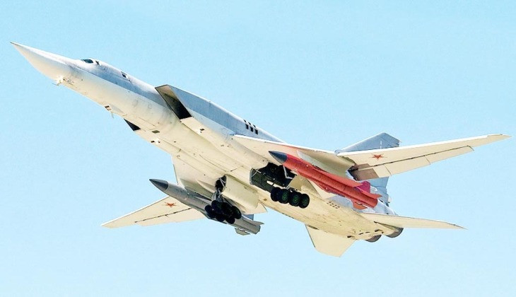 Tu-22M là một trong những máy bay ném bom linh hoạt nhất trên thế giới, có thể tiến hành một cuộc tấn công hạt nhân chiến lược. Máy bay được trang bị các loại vũ khí dẫn đường chính xác khiến các đối thủ phải e sợ, đặc biệt là tên lửa chống hạm siêu thanh Kh-32.